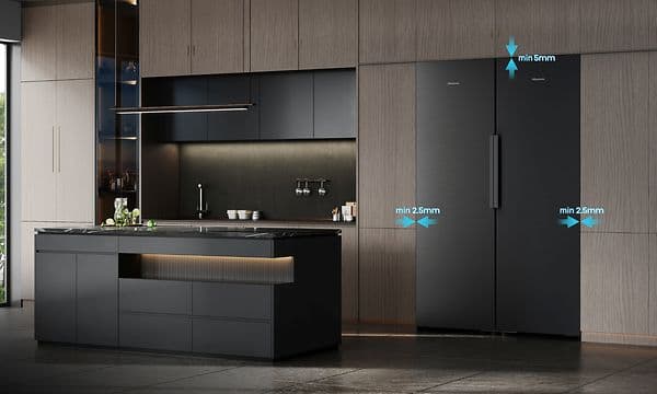 Integrert, sort Hisense side-by-side-kjøleskap i et mørkt kjøkken med innredning i tre.