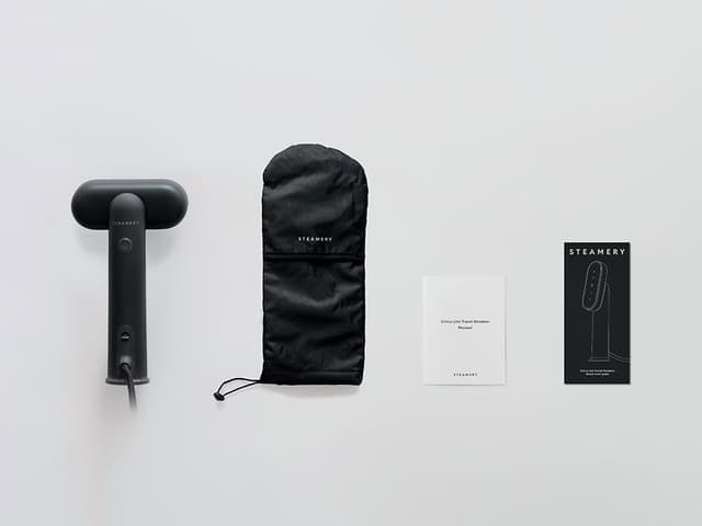 Steamery Cirrus Lite opstillet ved siden af den tilhørende pose og andet tilbehør