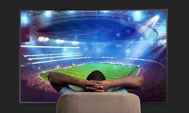 TV - Mann ser fotball på stor TV