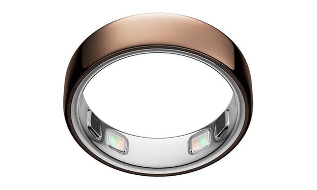 Produktbilde av en kobberfarget Oura ring 5 smartring mot en hvit bakgrunn.