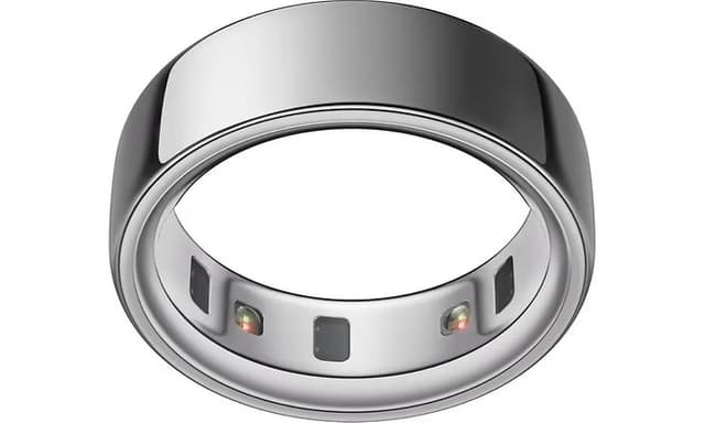 Produktbillede af sølv Oura ring 4 smart ring på hvid baggrund