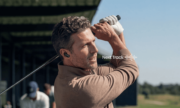 Mies pelaa golfia ja sanoo "Next track" jolloin Liberty 5 Pro Max -nappikuulokkeet vaihtavat musiikin seuraavaan kappaleeseen