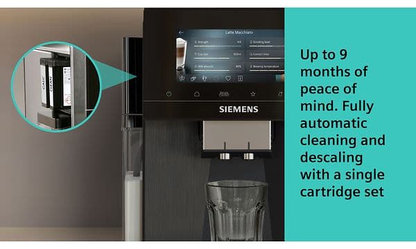 Nærbilde av en Siemens espressomaskin med patronbeholder for automatisk rengjøring og avkalking.