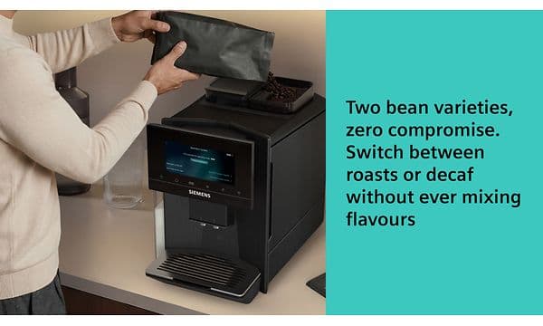 Person heller bønner fra en sort pose oppi den integrerte kvernen på en Siemens espressomaskin.