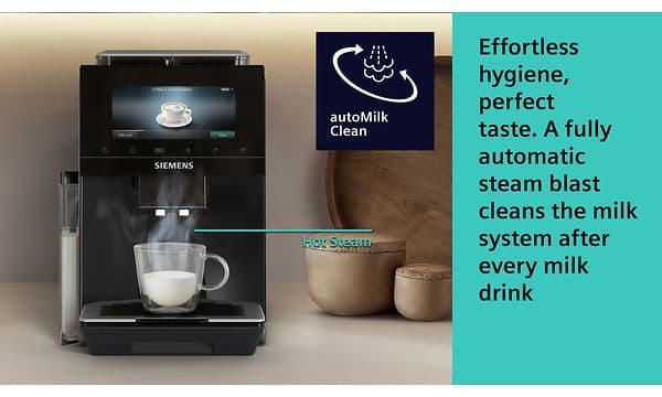 En Siemens espressomaskin som bruker dampefunksjonen for automatisk rengjøring.