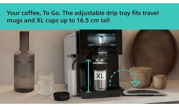 En Siemens espressomaskin som brygger kaffe i en ekstra stor reisekopp i stål.