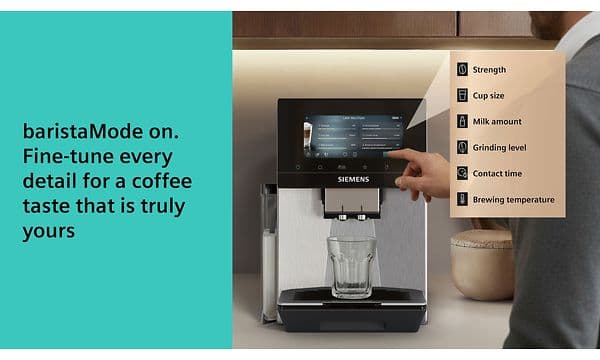 En person som justerer innstillingene på en Siemens espressomaskin for å lage sin helt unike kaffedrikk med BaristaMode.