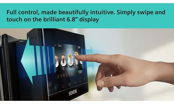 En person som sveiper gjennom menyen på displayet på en Siemens espressomaskin.