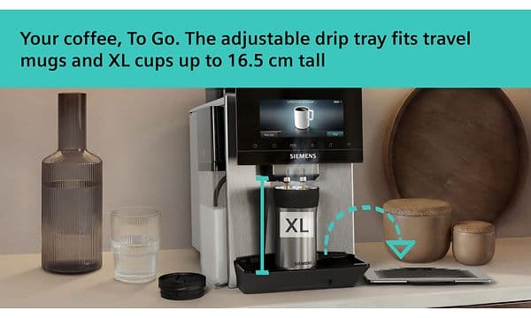En Siemens espressomaskin som brygger kaffe i en ekstra stor reisekopp i stål.