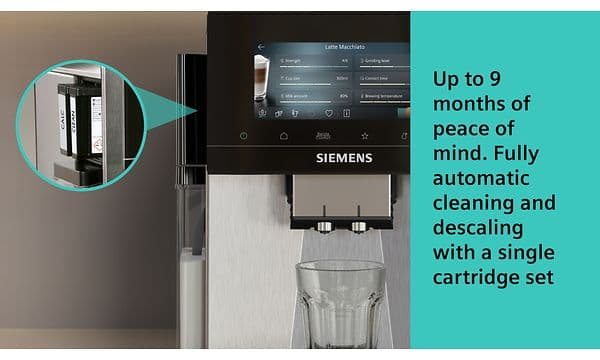 Nærbilde av en Siemens espressomaskin med patronbeholder for automatisk rengjøring og avkalking.