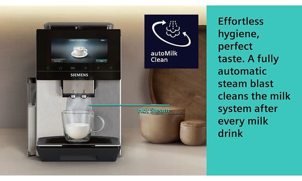 En Siemens espressomaskin som bruker dampefunksjonen for automatisk rengjøring.