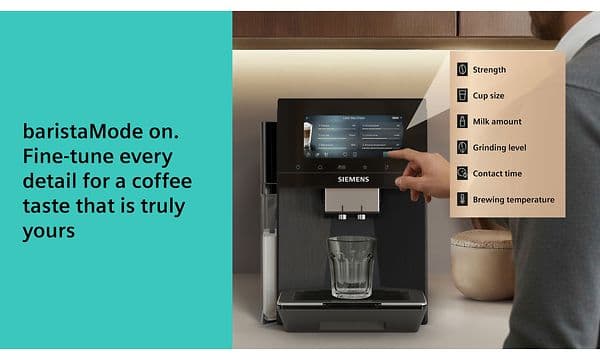 En person som justerer innstillingene på en Siemens espressomaskin for å lage sin helt unike kaffedrikk med BaristaMode.