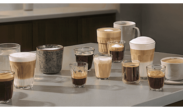 Mange forskellige kaffetyper på et bord