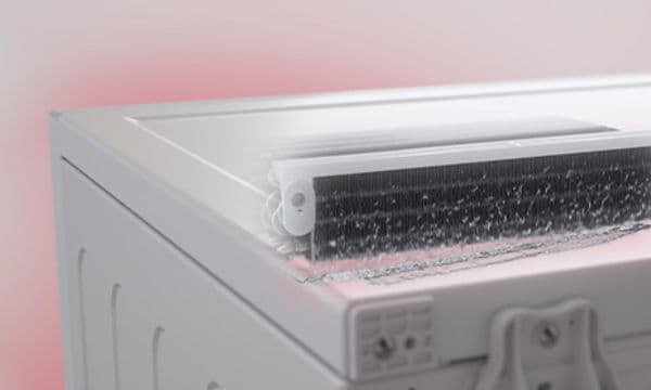LG-kuivaava pyykinpesukone ja lähikuva sen automaattisesti puhdistuvasta lauhduttimesta