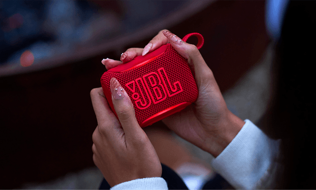 Henkilö pitelee JBL GO5 -kaiutinta kädessään