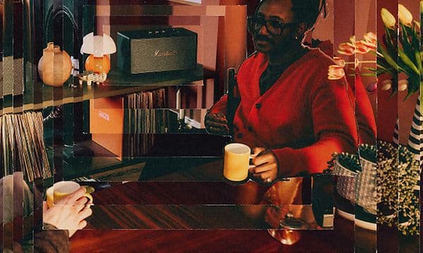 To personer sidder og drikker kaffe, mens Marshall Stanmore IV-højttaleren står i baggrunden