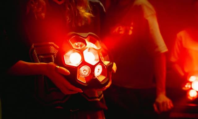 Person lyser rummet op med et rødt lysshow på en Soundboks Lightboks