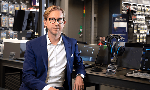 corporate-management-mark-hammarberg-in-elgiganten-store