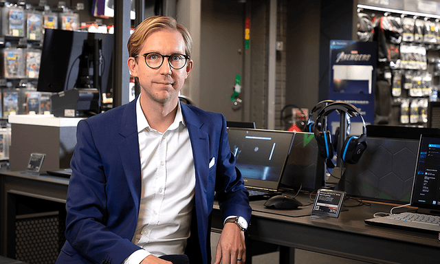 corporate-management-mark-hammarberg-in-elgiganten-store
