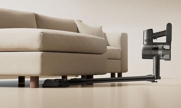 Dreame R10S Pure støvsuger under en sofa i en 90° vinkel