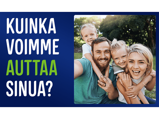 Hymyilevä perhe ulkona ja teksti "Kuinka voimme auttaa sinua?"