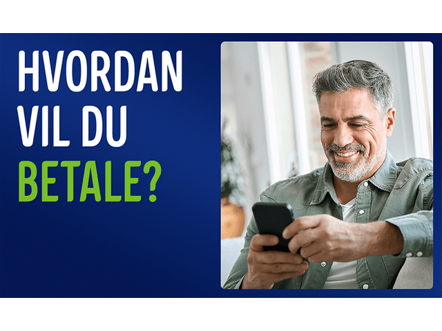 Mand, der ser på sin telefon og tekst; Hvordan vil du betale?