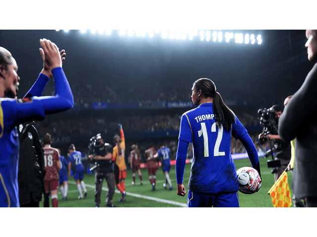 EA SPORTS FC™ 27 – pelikohtaus täydeltä stadionilta ja Thompson etualalla