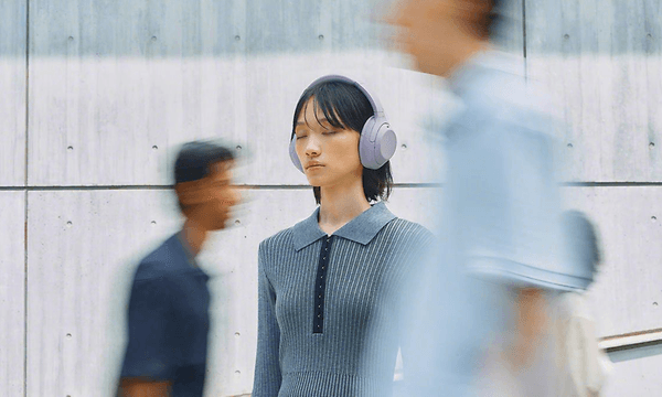 Sony WH-1000XM4C - woman on street