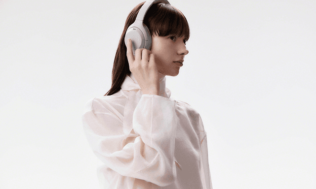 Sony WH-1000XM4C - woman in profile