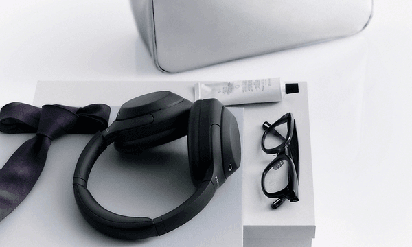 Sony WH-1000XM4C on desk