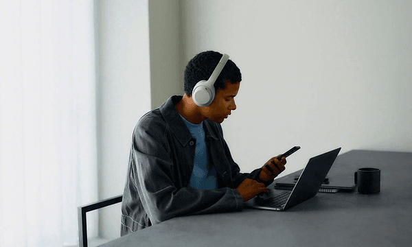 Sony WH-1000XM4C - mand på kontor med laptop