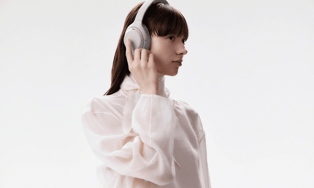 Sony WH-1000XM4C - kvinde i hvidt tøj i profil