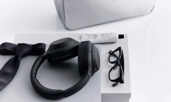 Sony WH-1000XM4C på et skrivebord