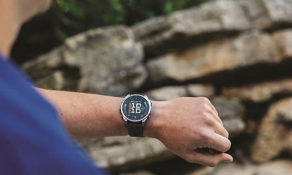 Mand med Garmin Fenix 9 smartwatch på håndleddet
