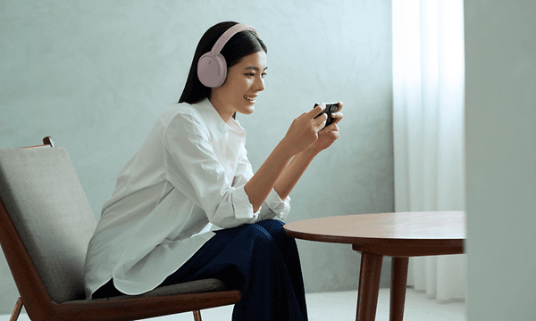 Sony WH-CH730-kvinna med mobil