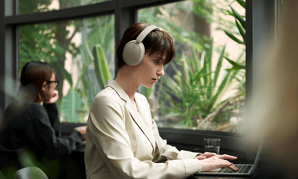 Sony WH-CH730-Man som jobbar på laptop