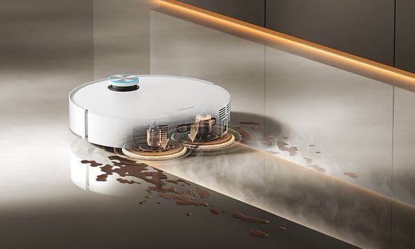 Dreame X60 Pro Ultra bruger sine mopper til at fjerne spild på gulvet