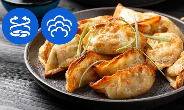 En tallerken med dumplings tilberedt i en Philips 5000 airfryer med steamfry-funksjon.