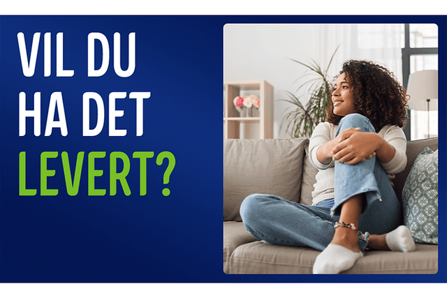 Kvinne som sitter på sofaen, med teksten: «Vil du ha det levert?»