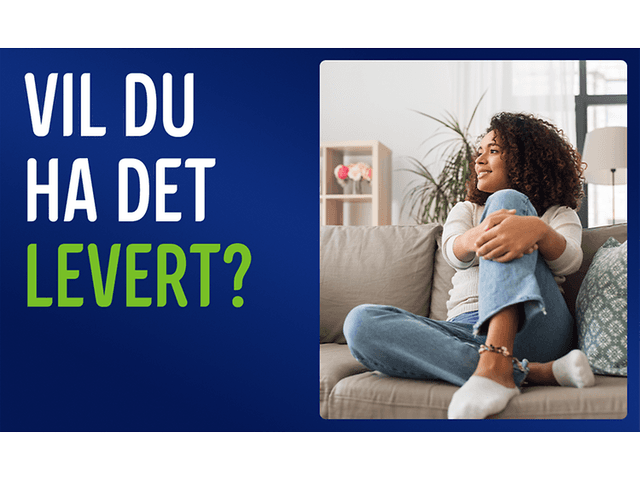 Kvinne som sitter på sofaen, med teksten: «Vil du ha det levert?»