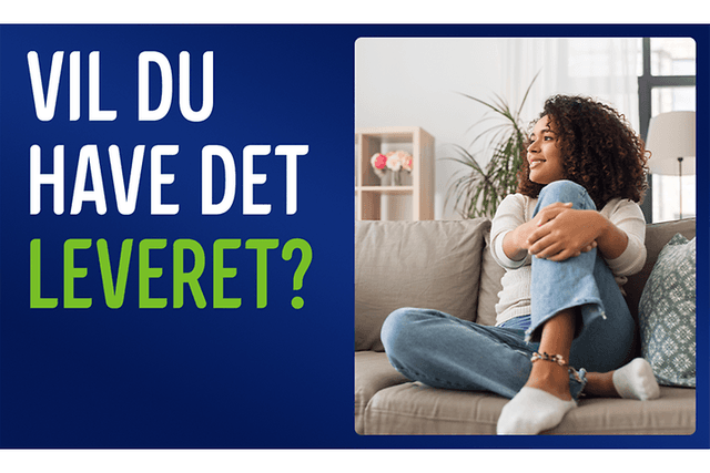 Kvinde, der sidder i en sofa, med teksten: «Vil du have det leveret?»
