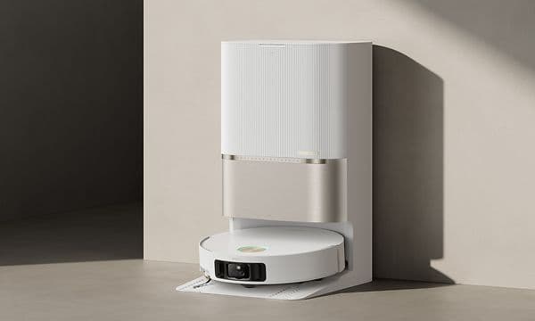 En hvit Dreame L60 Pro Ultra-robotstøvsuger i en hvit ladestasjon.