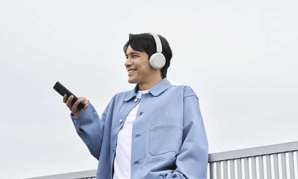 Sony WH-CH530-man with mobile