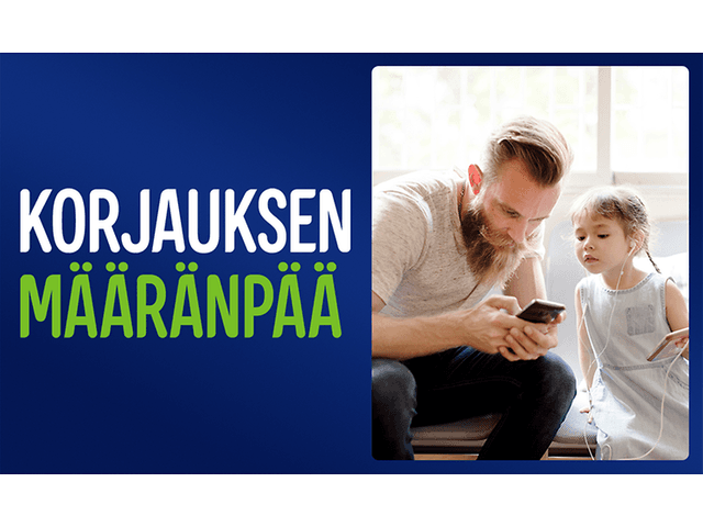 Mies katsoo puhelintaan pienen tyttärensä kanssa ja teksti: «Korjauksen määränpää».