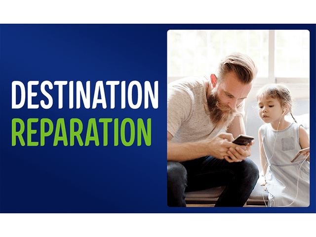 Man som tittar på mobilen tillsammans med sin lilla dotter och text: «Destination reparation».