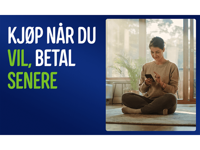 Kvinne sitter på gulvet og ser på mobilen sin, samt tekst: Kjøp når du vil, betal senere