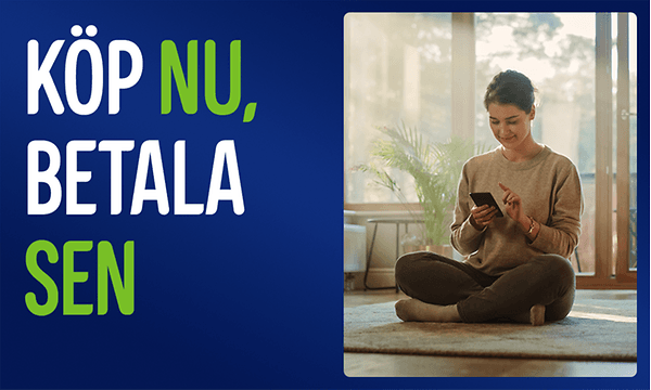 Kvinna sitter på golvet och tittar på sin mobil, samt text: Köp nu, betala sen