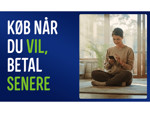 Kvinde sidder på gulvet og ser på sin mobil samt tekst: Køb når du vil, betal senere