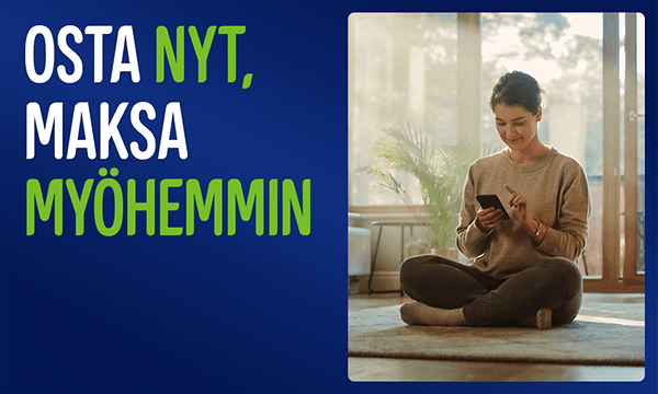 Nainen istuu lattialla ja katsoo puhelintaan sekä teksti: Osta nyt, maksa myöhemmin
