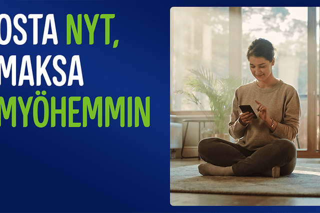 Nainen istuu lattialla ja katsoo puhelintaan sekä teksti: Osta nyt, maksa myöhemmin